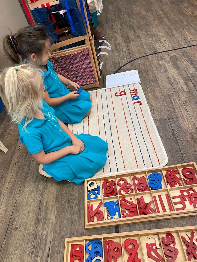 De La Fontaine Montessori School